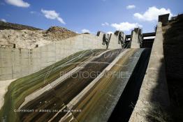 Image du Maroc Professionnelle de  Le Barrage Allal Al Fassi est situé dans la Province de Sefrou sur Oued Sebou avec un volume de stockage de 63.7 Mm3, il contrôle un bassin versant de 5.400 km2. Ce Barrage a été mis en service en 1990. But de l'ouvrage  production d'électricité, irrigation et protection contre les crues, Jeudi 8 septembre 2005. (Photo / Abdeljalil Bounhar) 